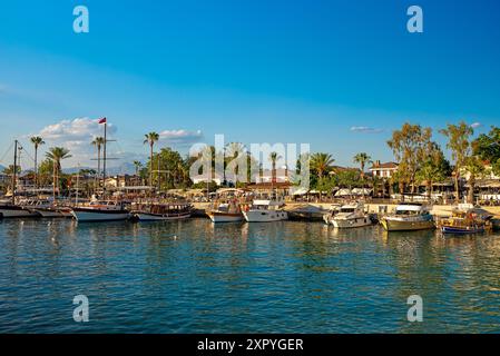 Quai avec des navires dans la ville de Side en Turquie. Banque D'Images