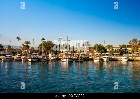 Quai avec des navires dans la ville de Side en Turquie. Banque D'Images