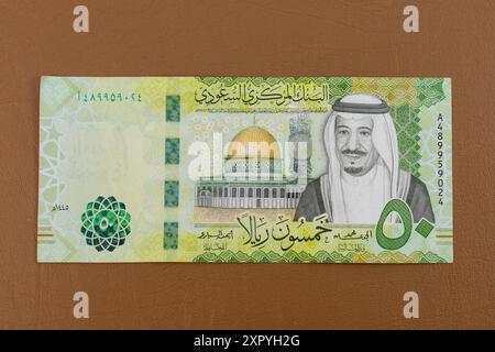 Arabie Saoudite cinquante riyals avers de billets de banque avec dôme du rocher à Jérusalem et portrait du roi Salmane. Banque D'Images