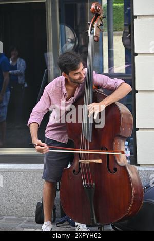 Musicien suisse jouant de la contrebasse dans la rue de Lucerne, Suisse Banque D'Images