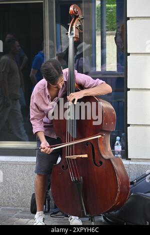 Musicien suisse jouant de la contrebasse dans la rue de Lucerne, Suisse Banque D'Images