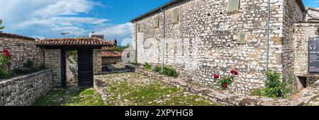 Berat, Albanie, maisons et rues à l'intérieur du château de Berat, également connu sous le nom de Citadelle de Berat (Albanie : Kalaja e Beratit). Banque D'Images