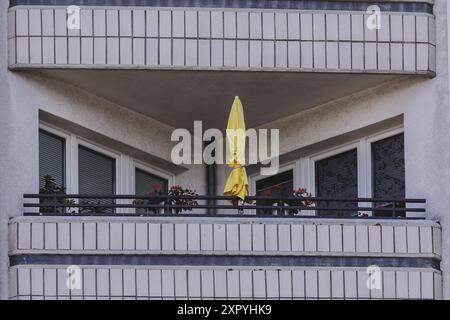 Ein Sonnenschirm auf einem Balkon eines Wohnblocks, aufgenommen à Berlin, 07.08.2024. Berlin Deutschland *** Un parasol sur un balcon d'un bloc de fla Banque D'Images