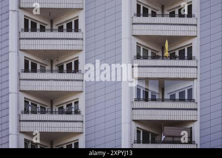 Ein Sonnenschirm auf einem Balkon eines Wohnblocks, aufgenommen à Berlin, 07.08.2024. Berlin Deutschland *** Un parasol sur un balcon d'un bloc de fla Banque D'Images