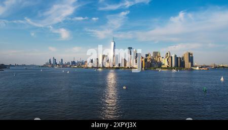 Vue aérienne de Lower Manhattan architecture. Vue panoramique du quartier financier de Wall Street depuis un hélicoptère. Paysages d'immeubles de bureaux avec transport par eau dans la rivière Hudson Banque D'Images