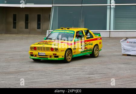 Le pilote de rallye espagnol Daniel 'Dani' Sordo Castillo agitant dans une BMW M3 E30 participant au 17ème Cristian Lopez Rally Santander Cantabria Espagne Banque D'Images