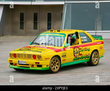 Le pilote de rallye espagnol Daniel 'Dani' Sordo Castillo agitant dans une BMW M3 E30 participant au 17ème Cristian Lopez Rally Santander Cantabria Espagne Banque D'Images