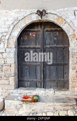 Berat, Albanie, maisons et rues à l'intérieur du château de Berat, également connu sous le nom de Citadelle de Berat (Albanie : Kalaja e Beratit). Banque D'Images