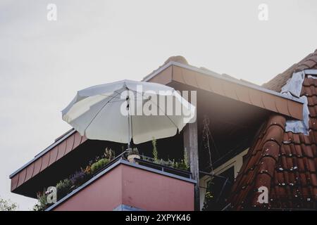 Sonnenschirm auf einem Balkon, aufgenommen à Berlin, 07.08.2024. Berlin Deutschland *** parasol sur un balcon, prise à Berlin, 07 08 2024 Berlin Allemagne Copyright : xFlorianxGaertner/photothek.dex Banque D'Images