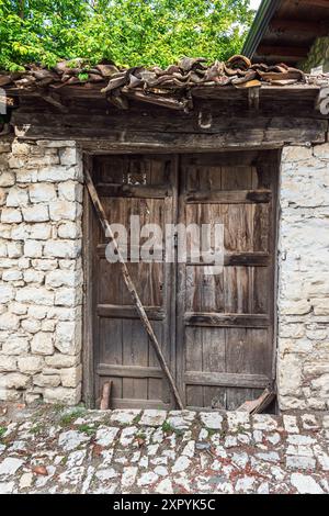Berat, Albanie, maisons et rues à l'intérieur du château de Berat, également connu sous le nom de Citadelle de Berat (Albanie : Kalaja e Beratit). Banque D'Images
