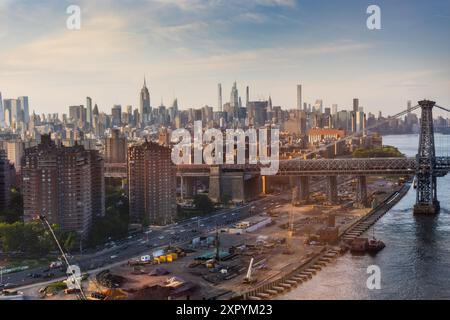 New York City paysage sur East River avec les gratte-ciel Upper East Side et Ed Koch Queensboro Bridge. Skyline urbaine cinématographique avec ciel ensoleillé légèrement nuageux Banque D'Images