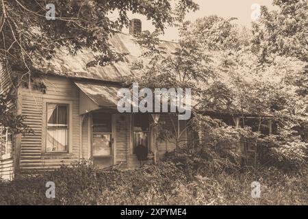 Propriété abandonnée envahie dans le midwest américain avec effet de filtre vintage Banque D'Images