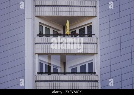 Ein Sonnenschirm auf einem Balkon eines Wohnblocks, aufgenommen à Berlin, 07.08.2024. Berlin Deutschland *** Un parasol sur un balcon d'un bloc de fla Banque D'Images