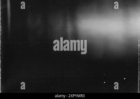 Fond abstrait noir gris foncé d'onde blanche argentée pour la conception. Onde lumineuse, ligne ondulée. Dégradé d'ombres. Métal brossé bruyant grain grungy bruyant Banque D'Images