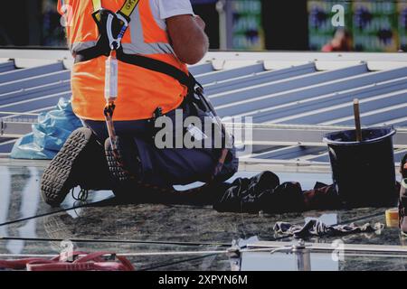 Ein Bauarbeiter auf einem Dach, aufgenommen à Berlin, 07.08.2024. Berlin Deutschland *** Un ouvrier du bâtiment sur un toit, prise à Berlin, 07 08 2024 Banque D'Images