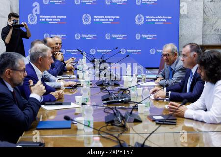 Roma, Italie. 08 août 2024. Il ministro delle Imprese Adolfo Urso (sx) durante l'incontro con la delegazione di Confindustria guidata dal presidente Emanuele Orsini (dx) a Roma, Gioved&#xec;&#xec;, 8 Agosto 2024 (Foto Roberto Monaldo/LaPresse) Ministre de l'entreprise Adolfo Urso (à gauche) lors de la réunion avec la délégation de la Confindustria conduite par le président Emanuele Orsini (à Rome, à droite) jeudi 8 août 2024 (photo de Roberto Monaldo/LaPresse) crédit : LaPresse/Alamy Live News Banque D'Images