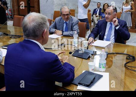 Roma, Italie. 08 août 2024. Il ministro delle Imprese Adolfo Urso (sx) durante l'incontro con la delegazione di Confindustria guidata dal presidente Emanuele Orsini (dx) a Roma, Gioved&#xec;&#xec;, 8 Agosto 2024 (Foto Roberto Monaldo/LaPresse) Ministre de l'entreprise Adolfo Urso (à gauche) lors de la réunion avec la délégation de la Confindustria conduite par le président Emanuele Orsini (à Rome, à droite) jeudi 8 août 2024 (photo de Roberto Monaldo/LaPresse) crédit : LaPresse/Alamy Live News Banque D'Images