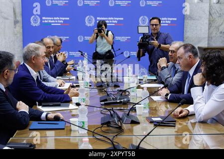 Roma, Italie. 08 août 2024. Il ministro delle Imprese Adolfo Urso (sx) durante l'incontro con la delegazione di Confindustria guidata dal presidente Emanuele Orsini (dx) a Roma, Gioved&#xec;&#xec;, 8 Agosto 2024 (Foto Roberto Monaldo/LaPresse) Ministre de l'entreprise Adolfo Urso (à gauche) lors de la réunion avec la délégation de la Confindustria conduite par le président Emanuele Orsini (à Rome, à droite) jeudi 8 août 2024 (photo de Roberto Monaldo/LaPresse) crédit : LaPresse/Alamy Live News Banque D'Images