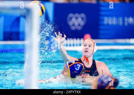 Paris, France. 08 août 2024. PARIS, FRANCE - 8 AOÛT : Nina Ten Broek, des pays-Bas, lance une balle lors de la demi-finale de Water Polo - Jeux Olympiques Paris 2024 entre les pays-Bas et l'Espagne le jour 13 à la Défense le 8 août 2024 à Paris, France. (Photo de Joris Verwijst/Agence BSR) crédit : Agence BSR/Alamy Live News Banque D'Images