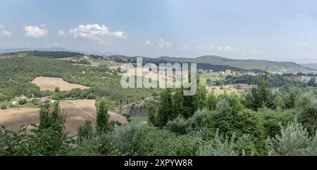 Paysage aérien avec campagne vallonnée autour d'une colline médiévale Little Townn, tourné vers le nord-est dans une lumière d'été brillante à Amelia, Ombrie, Ita Banque D'Images