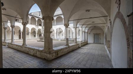 Paysage urbain avec le cloître de l'église san Francesco au sommet d'une colline petite ville historique, tourné dans la lumière d'été à Amelia, Ombrie, Italie Banque D'Images