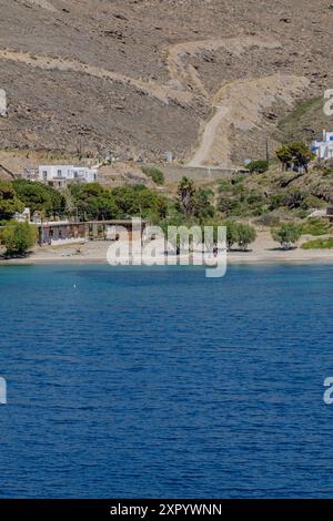 Kythnos, Grèce - 6 mai 2024 : vue sur une belle plage sur l'île de Kythnos Grèce Banque D'Images