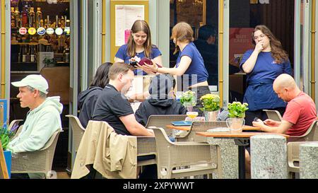 Glasgow, Écosse, Royaume-Uni. 8 août 2024. Météo britannique : journée sèche comme les habitants et les touristes ont pris le centre-ville. Crédit Gerard Ferry/Alamy Live News Banque D'Images