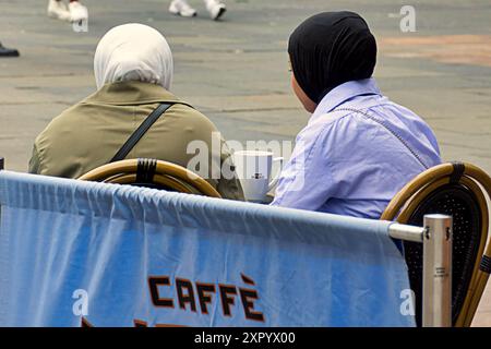 Glasgow, Écosse, Royaume-Uni. 8 août 2024. Météo britannique : journée sèche comme les habitants et les touristes ont pris le centre-ville. Crédit Gerard Ferry/Alamy Live News Banque D'Images