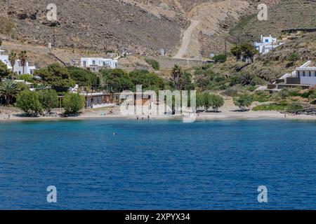 Kythnos, Grèce - 6 mai 2024 : vue sur une belle plage sur l'île de Kythnos Grèce Banque D'Images