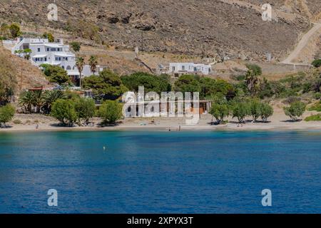 Kythnos, Grèce - 6 mai 2024 : vue sur une belle plage sur l'île de Kythnos Grèce Banque D'Images