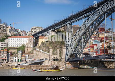 Pont Ponte Dom Luis I, site du patrimoine mondial de l'UNESCO, Porto, Portugal. Le pont est à la fois une voie ferrée et un pont piétonnier Banque D'Images