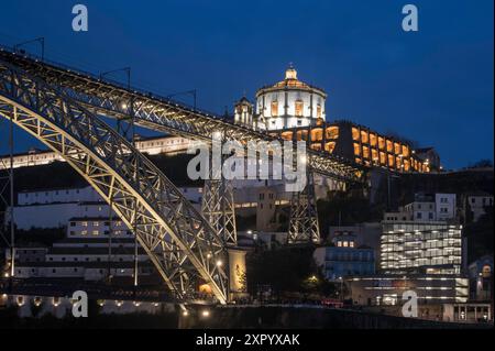 Pont Dom Luis I, monastère médiéval fort Mosteiro da Serra do Pilar et bateau avec l'éclairage, de la vieille ville de Porto, Portugal Banque D'Images