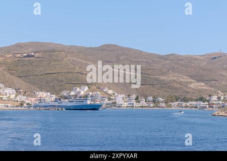 Kythnos, Grèce - 6 mai 2024 : vue d'un navire dans le port de Kythnos Grèce Banque D'Images