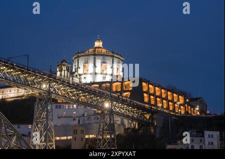 Pont Dom Luis I, monastère médiéval fort Mosteiro da Serra do Pilar et bateau avec l'éclairage, de la vieille ville de Porto, Portugal Banque D'Images