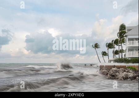 Un océan en colère, fouettant le rivage de Key West, Floride, comme il est jeté par un ouragan, au lever du soleil Banque D'Images