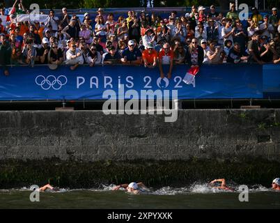Paris, France. 8 août 2024. Les spectatrices regardent les 10 km de marathon féminin nager aux Jeux Olympiques de Paris 2024 à Paris, France, le 8 août 2024. Crédit : Xia Yifang/Xinhua/Alamy Live News Banque D'Images