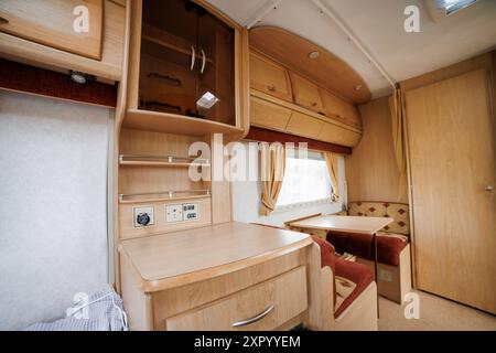 Intérieur confortable de caravane avec cuisine et coin couchage. Idéal pour Glamping, Camping et Mobile Living Banque D'Images