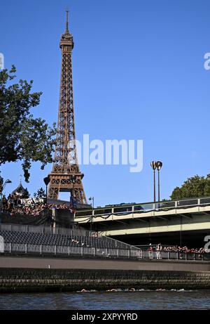 Paris, France. 8 août 2024. Les spectatrices regardent les 10 km de marathon féminin nager aux Jeux Olympiques de Paris 2024 à Paris, France, le 8 août 2024. Crédit : Xia Yifang/Xinhua/Alamy Live News Banque D'Images