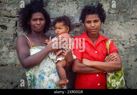 Cap-Vert, île de Santiago - femmes avec enfant dans un bidonville de Praia. Banque D'Images