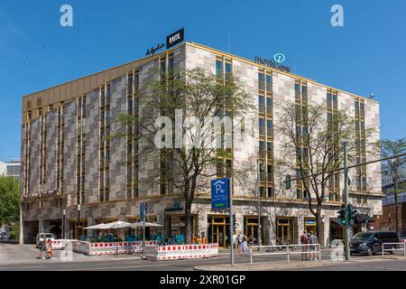 Allemagne Berlin 7 août 2024. Grands immeubles de grande hauteur situés dans la zone du jardin zoologique. Boutiques et hôtels et immeubles de grande hauteur de Berlin. Banque D'Images