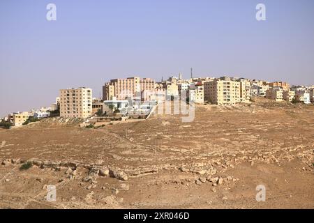 La vue ci-dessus des routes et de la ville Al-Karak du château. Al-Karak (Karak ou Kerak) est une ville de Jordanie connue pour son château de croisés Banque D'Images