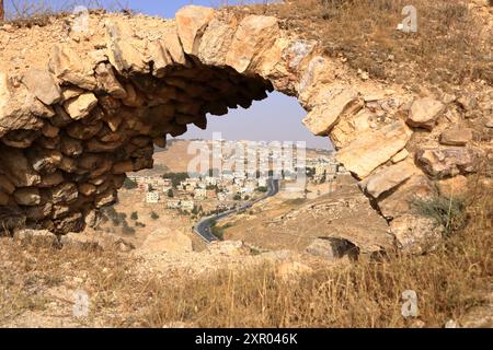 La vue ci-dessus des routes et de la ville Al-Karak du château. Al-Karak (Karak ou Kerak) est une ville de Jordanie connue pour son château de croisés Banque D'Images