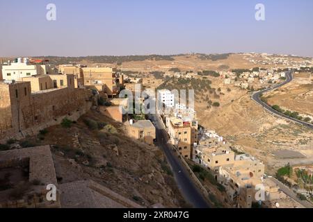 La vue ci-dessus des routes et de la ville Al-Karak du château. Al-Karak (Karak ou Kerak) est une ville de Jordanie connue pour son château de croisés Banque D'Images