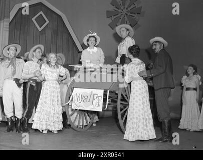 Current 1949 : Summer's Smash Hit'Oklahoma' est joué au Théâtre norvégien d'Oslo. Depuis la finale, Laurey et Curly se sont finalement retrouvés après de nombreux rebondissements, et les jeunes mariés partent triomphalement aux acclamations des villageois. Pour gagner Laurey, cependant, Curly a dû vendre son cheval, sa selle et son revolver. Quand a-t-il sacrifié la vie de cow-boy et veut devenir un fermier stable. Photo ; Sverre A. Børretzen / Aktuell / NTB ***PHOTO NON TRAITÉE*** le texte de cette image est traduit automatiquement le texte de cette image est traduit automatiquement Banque D'Images