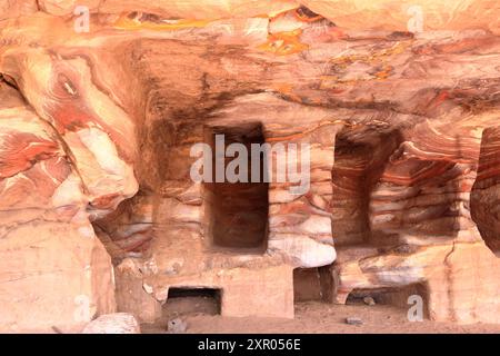 Tombes anciennes sculptées dans la roche à Petra en Jordanie Banque D'Images