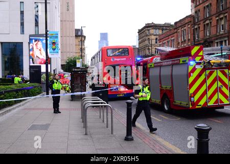 Manchester, Royaume-Uni, 8 août 2024. Cordon de police sur Portland St, centre de Manchester, Royaume-Uni. Le bureau de presse de GMP a déclaré : « vers 14h20, les officiers ont répondu aux rapports d'une agression dans Piccadilly Gardens. Les agents y ont assisté et il a été établi qu'un homme s'était fait jeter un liquide sur lui, qui a été testé et confirmé négatif pour la présence d'acide ou de substances nocives. L'homme a été emmené à l'hôpital par mesure de précaution. Aucune arrestation n'a eu lieu à l'heure actuelle et des enquêtes sont en cours. Toute personne ayant des informations doit contacter la police sur 101, en citant le journal 1804 du 08/08/24.' Crédit : Terry Waller/Alamy Live News Banque D'Images