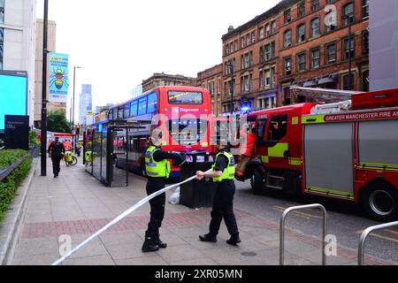 Manchester, Royaume-Uni, 8 août 2024. Cordon de police sur Portland St, centre de Manchester, Royaume-Uni. Le bureau de presse de GMP a déclaré : « vers 14h20, les officiers ont répondu aux rapports d'une agression dans Piccadilly Gardens. Les agents y ont assisté et il a été établi qu'un homme s'était fait jeter un liquide sur lui, qui a été testé et confirmé négatif pour la présence d'acide ou de substances nocives. L'homme a été emmené à l'hôpital par mesure de précaution. Aucune arrestation n'a eu lieu à l'heure actuelle et des enquêtes sont en cours. Toute personne ayant des informations doit contacter la police sur 101, en citant le journal 1804 du 08/08/24.' Crédit : Terry Waller/Alamy Live News Banque D'Images