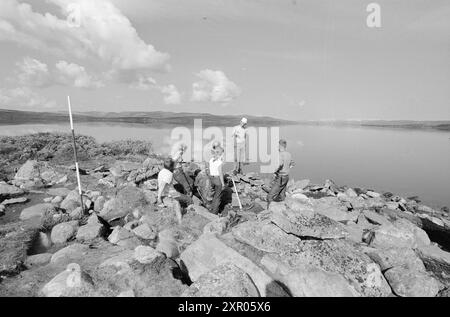 Current 34-9-1970 : sur les traces de la famille Flint. Un groupe de chercheurs mène des études environnementales approfondies sur Hardangervidda, et ils ont trouvé des traces de peuplement de l'âge de pierre. Photo : Ivar Aaserud / Aktuell / NTB ***PHOTO NON TRAITÉE*** ce texte d'image est traduit automatiquement ce texte d'image est traduit automatiquement Banque D'Images