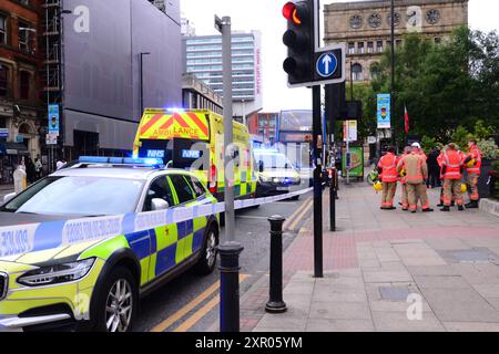 Manchester, Royaume-Uni, 8 août 2024. Cordon de police sur Portland St, centre de Manchester, Royaume-Uni. Le bureau de presse de GMP a déclaré : « vers 14h20, les officiers ont répondu aux rapports d'une agression dans Piccadilly Gardens. Les agents y ont assisté et il a été établi qu'un homme s'était fait jeter un liquide sur lui, qui a été testé et confirmé négatif pour la présence d'acide ou de substances nocives. L'homme a été emmené à l'hôpital par mesure de précaution. Aucune arrestation n'a eu lieu à l'heure actuelle et des enquêtes sont en cours. Toute personne ayant des informations doit contacter la police sur 101, en citant le journal 1804 du 08/08/24.' Crédit : Terry Waller/Alamy Live News Banque D'Images