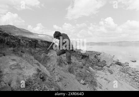 Current 34-9-1970 : sur les traces de la famille Flint. Un groupe de chercheurs mène des études environnementales approfondies sur le Hardangervidda, et ils ont découvert des traces de peuplement de l'âge de pierre. Photo : Ivar Aaserud / Aktuell / NTB ***PHOTO NON TRAITÉE*** ce texte d'image est traduit automatiquement ce texte d'image est traduit automatiquement Banque D'Images